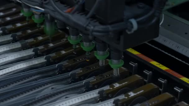 Höghastighetsmaskin För Att Plocka Och Testa Elektroniska Chips Kreativ Tillverkning — Stockvideo