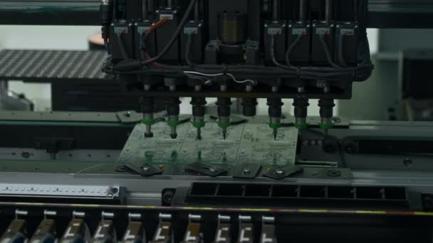 自動ピックおよびレース機械は回路板に部品を取付けています クリエイティブ エレクトロニクスデバイス製造業 — ストック動画