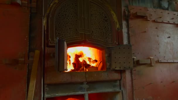 Yazın Yakacak Odunlu Eski Bir Soba Başla Güzel Fırın Kapıları — Stok video