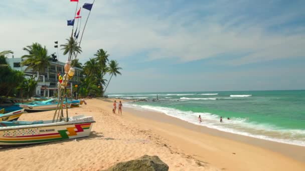 Пляж Отдыхающими Юге Начали Туристы Отдыхают Пляже Пальмами Лодками Красивый — стоковое видео