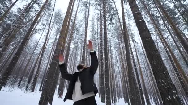 Europese Man Die Een Winterdag Winter Forest Staat Media Blond — Stockvideo