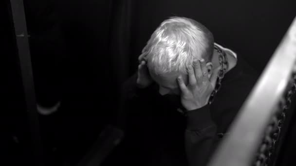 Gece Kulübündeki Boynunda Metal Zincir Olan Sarhoş Adamın Yardıma Ihtiyacı — Stok video