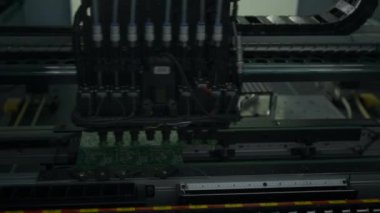 Elektronik fabrikasındaki bilgisayar işlemcileriyle üretim hattı. Yaratıcı. Mikroçip üretim süreci