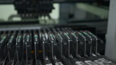 Elektronik devre kartı üretimi. Yaratıcı. Otomatik makine yazdırılmış dijital elektronik pano üretir