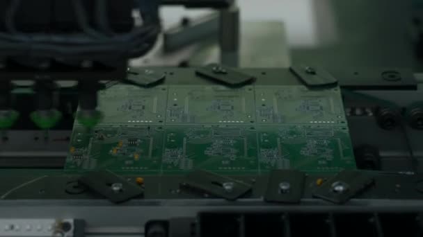 プロセッサ チップ コンデンサを搭載した電子回路基板 クリエイティブ テックサイエンス コンピュータチップ 品質管理の背景 — ストック動画