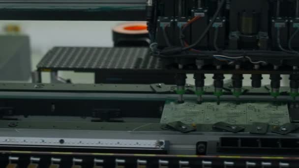 自動化された技術 ロボット製造の概念 クリエイティブ プリント基板の品質テストのためのオートメーション機器 — ストック動画
