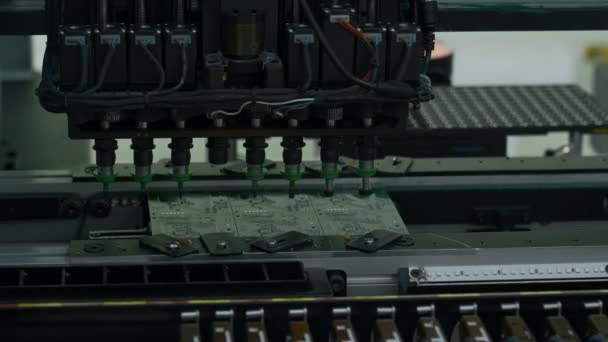 自動ピックおよびレース機械は回路板に部品を取付けています クリエイティブ エレクトロニクスデバイス製造業 — ストック動画