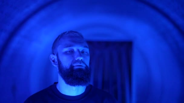 Porträtt Ung Stilren Hipster Man Rappare Som Rör Sig Och — Stockvideo