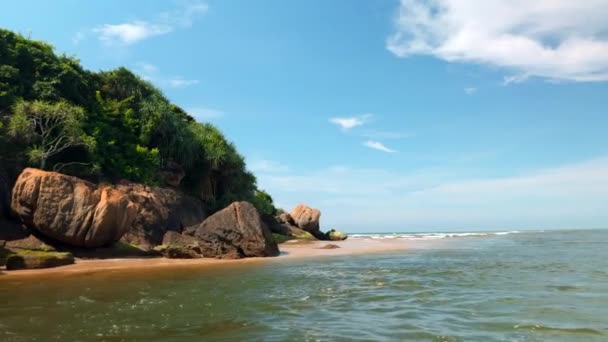 Hermosa Vista Desde Mar Orilla Con Rocas Árboles Tropicales Día — Vídeos de Stock
