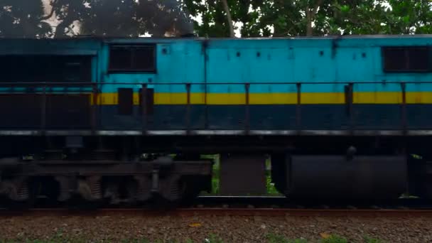 Treine Com Pessoas Floresta Tropical Acção Passando Trem Com Pessoas — Vídeo de Stock