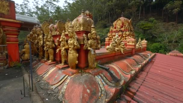 马来西亚庙宇里有金黄色的圣徒雕像 宗教和文化概念 — 图库视频影像