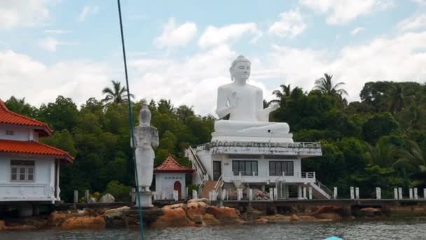 江村的佛像 热带河流村的白色佛像 热带河岸上美丽的白色佛像 — 图库视频影像
