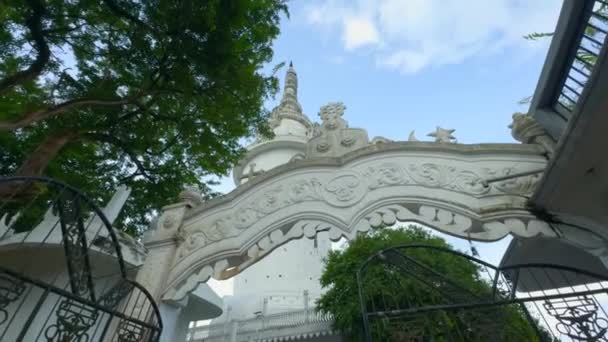 Beyaz Güzel Bir Kulenin Alçak Açılı Görüntüsü Mavi Bulutlu Arka — Stok video