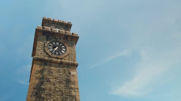 以风景如画的云彩和蓝天为背景的历史钟楼 古砖塔的低角度视图 — 图库视频影像
