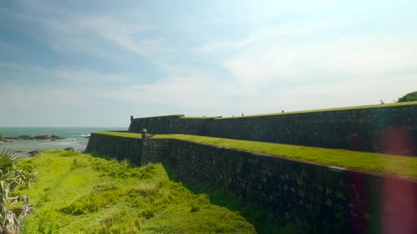 在爱尔兰Kinsale建造外墙 石堡和海滨 — 图库视频影像