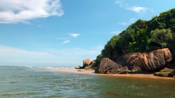 Costa Paradisíaca Con Rocas Playa Arena Suave Exuberantes Bosques Verdes — Vídeos de Stock