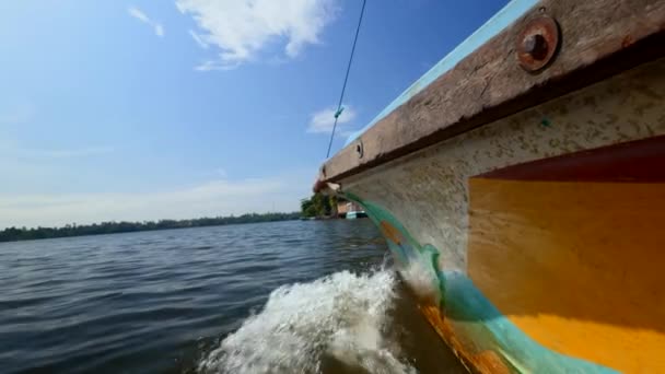 渔船在河里 第一眼看到 小船在绿岸和蓝天的背景上漂浮着 — 图库视频影像