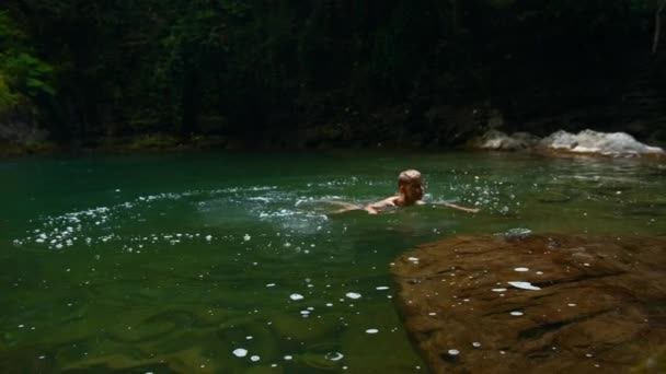 Dağ Nehri Havuzunda Yıkanan Genç Bir Çocuk Yaratıcı Çocuk Yazın — Stok video