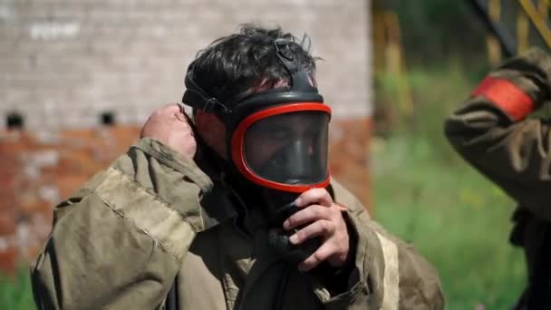 戴着面具的强壮而严肃的消防员的近照 拯救生命 英勇职业 防火安全的概念 — 图库视频影像