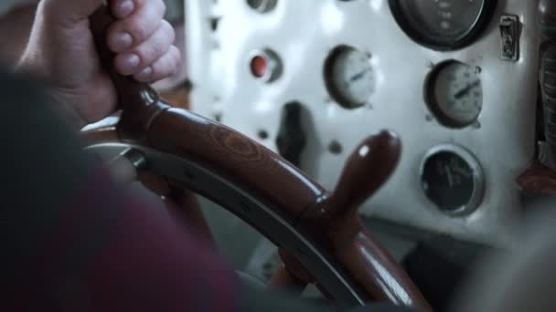 Капитан Корабля Поворачивает Руль Корабля Клип Закрытие Рукоятки Управления Деревянным — стоковое видео