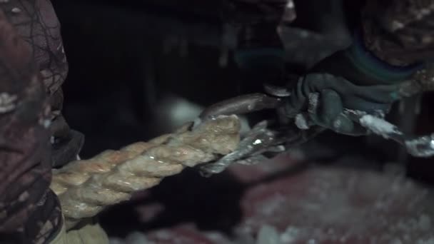 金属工具が付いている労働者の締めるロープの閉鎖 クリップ 建設現場での作品のレンチを使用する — ストック動画