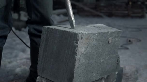 セメントブロックの掘削を終える クリップ 建設現場の工業作品 — ストック動画