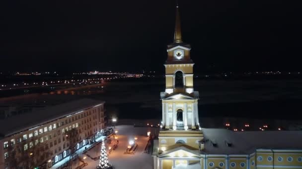 Αεροφωτογραφία Της Φωτισμένης Εκκλησίας Και Οικιστικών Κτιρίων Κλιπ Όμορφη Πόλη — Αρχείο Βίντεο