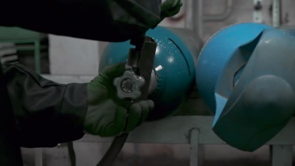 Aproape Muncitor Mănuși Care Rotește Supapa Cilindrului Gaz Clip Fundalul — Videoclip de stoc