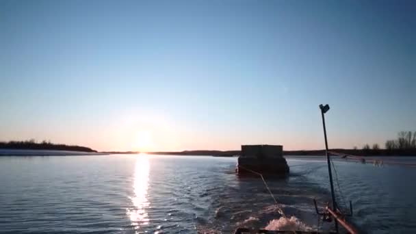 Zaman Aşımı Etkisi Mavnanın Nehri Çekmesi Şarjör Ürünleri Taşımacılığı Kavramı — Stok video