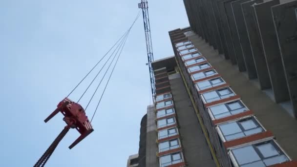 Guindaste Alto Trabalha Canteiro Obras Clipe Construção Dos Edifícios Residenciais — Vídeo de Stock