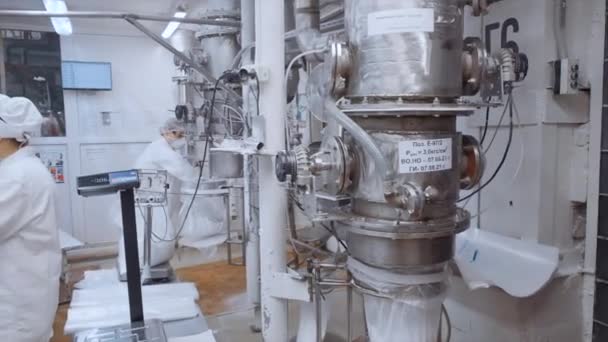 Endüstriyel Süt Üretim Tesisinin Içine Bakın Şarjör Modern Endüstriyel Fabrikada — Stok video