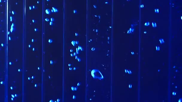 Närbild Undervattensvy Luftbubblor Färgad Flytande Ämne Klipp Vertikala Bubblor Flödar — Stockvideo