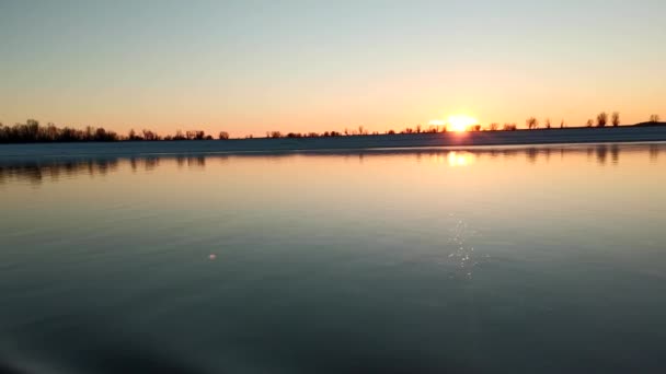 秋の夕日が川にやってきました クリップ 明確な日没の空 穏やかな水面が近づいている — ストック動画