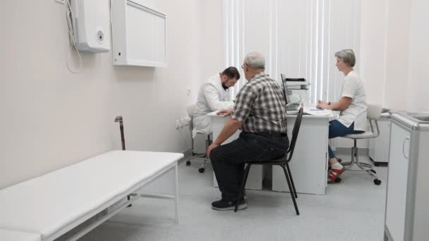 Homme Âgé Patient Assis Sur Une Chaise Près Table Médecin — Video
