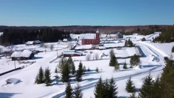 Kışın Kır Evleri Olan Küçük Bir Köy Manzarası Şarjör Güneşli — Stok video