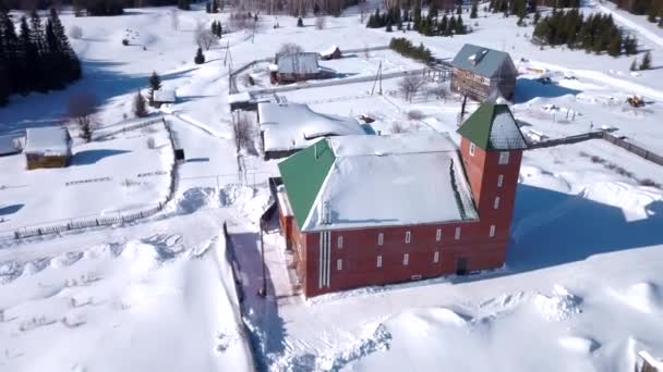 Kışın Kır Evleri Olan Küçük Bir Köy Manzarası Şarjör Güneşli — Stok video