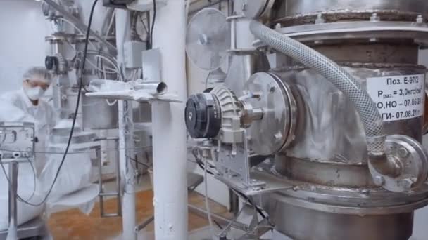离心燃料分离器 工业用罐体中装有压力指示器的旋转阀门 工业高压罐 — 图库视频影像