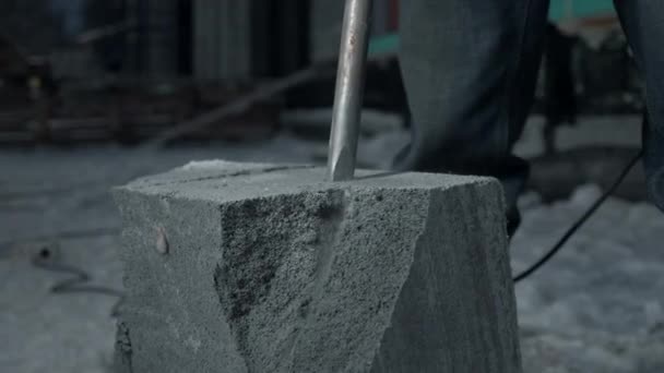 Man Borrar Cementblock Klipp Arbetaren Delar Cementblock Byggarbetsplatsen Med Hammarborr — Stockvideo