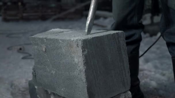 Hombre Taladra Bloques Cemento Clip Trabajador Divide Bloques Cemento Sitio — Vídeos de Stock