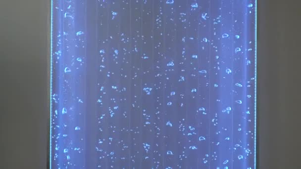 Světelná Lampa Vodou Bublinkami Klip Mesmerizující Nástěnný Dekor Zářící Lampou — Stock video