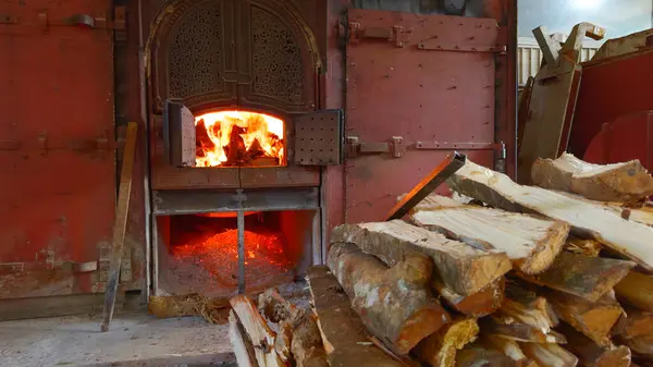 Oud Fornuis Met Brandhout Zomer Actie Prachtige Ovendeuren Muur Met Stockafbeelding