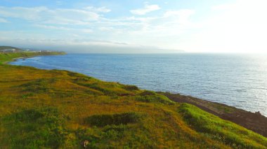 Güneşli bir günde yol ve deniz ufku olan güzel bir sahil. Şarjör. Güneşli yaz gününde sahilin en güzel manzarası. Güneşli deniz ufkuyla sahile giden yol..