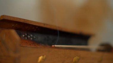 Hint aroma şişesi dumanı. Medya. Aroma çubuğu yoga stüdyosunda duruyor. Yakın plan Hint aroma çubuğu rahat bir atmosfer yaratır..