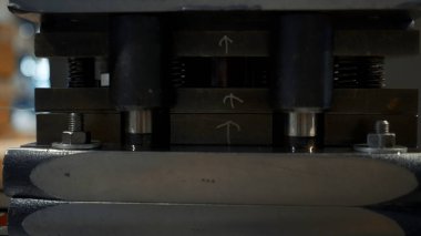 Büyük bir endüstriyel punç baskı levhası metal parçalar oluşturur. Yaratıcı. Metal damga makinesini kapat