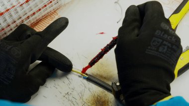 Özel ekipmanlı elektrik lehimleme kablolarını kapatın. Yaratıcı. Kabloların onarılması işlemi