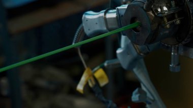 Modern yalıtım makinesi bir fabrikanın içinde bulunuyor. Yaratıcı. Buharla yalıtım malzemesi uzatılıyor.