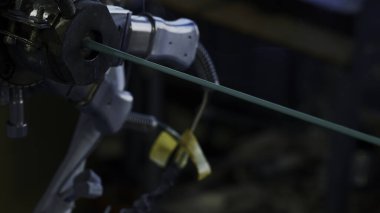 Modern yalıtım makinesi bir fabrikanın içinde bulunuyor. Yaratıcı. Buharla yalıtım malzemesi uzatılıyor.