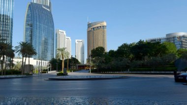 DUBAI - BAE, UAE, 3 Nisan 2023: Güneşli bir günde Business Bay bölgesinde modern şehir mimarisi. Başla. Dubai gökdelenleri ve çeşmeleri.