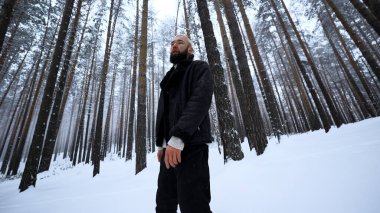 Beyaz adam kış ormanında kayboldu. Medya. Çaresiz genç hippi kıpkırmızı derisi ağaçların ve karın arasında üşüyor.