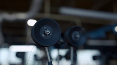 Kablo fabrikasında çalışıyorum. Yaratıcı. Bakır kablolarla hızlı dönen küçük bobinleri kapatın.